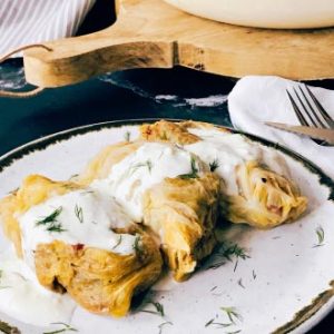 Sarmale avec des feuilles de choux en Saumure