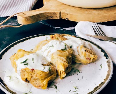 Sarmale avec des feuilles de choux en Saumure